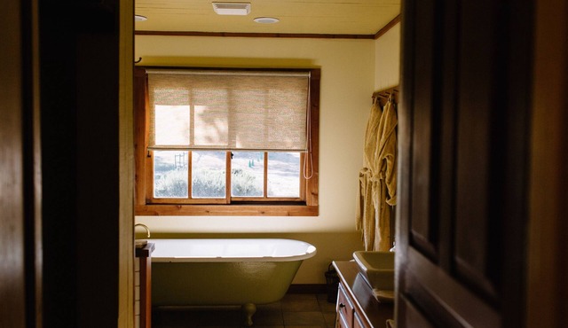 The Toll House & Bunkhouse at Whispertree; Elegantly Renovated Historic Home!