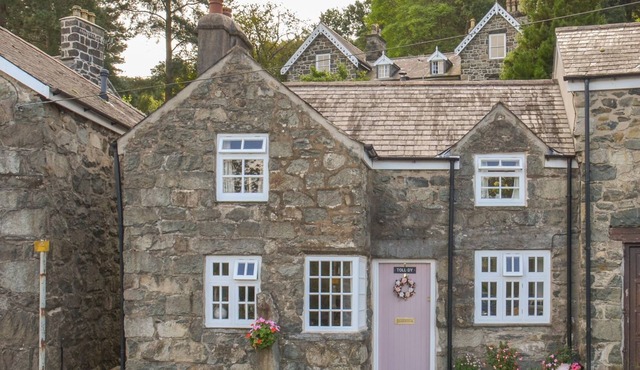 THE TOLL HOUSE, pet friendly, character holiday cottage in Dolgellau