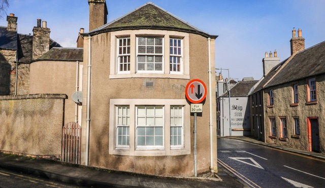 THE TOLL HOUSE, pet friendly, character holiday cottage in Melrose