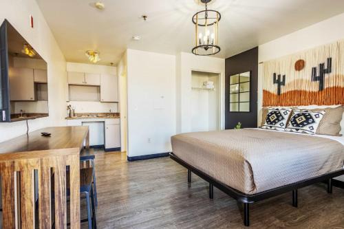 The Tolleson Suites - Modern I-10 Access