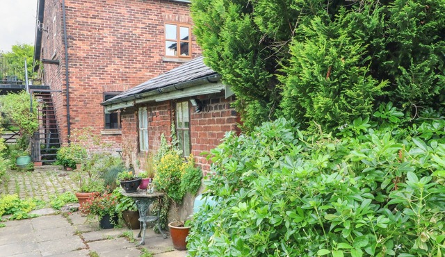 THE TOOLSHED, romantic, character holiday cottage in Birchwood