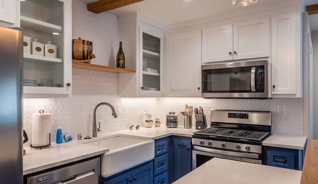 The Top Shelf- Delightful Downtown Property!