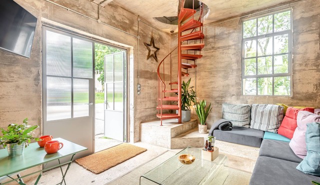 THE TOWER, romantic, luxury holiday cottage in Bolsover