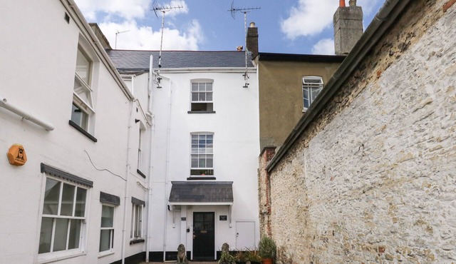 THE TOWN HOUSE, pet friendly, character holiday cottage in Dorchester
