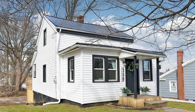 The Towpath Retreat: A Cozy Farmhouse Stay