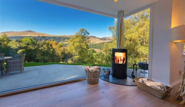 The Tractor Shed- Elevated Hot Tub with Loch Views