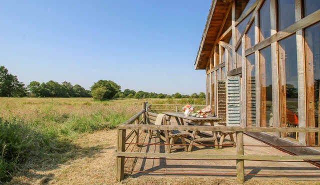 THE TRACTOR SHED, family friendly in Weston-Under-Redcastle