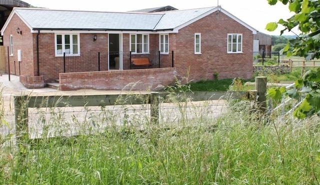 THE TRACTOR SHED, pet friendly, with a garden in Shaftesbury