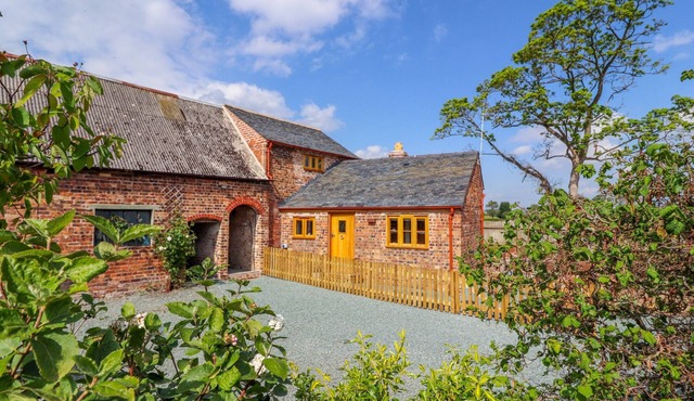 THE TRACTOR SHED, pet friendly, character holiday cottage in Oswestry