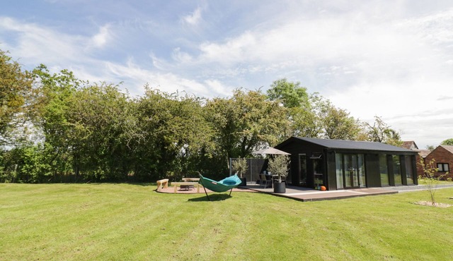 THE TRACTOR SHED, with a garden in Broadheath