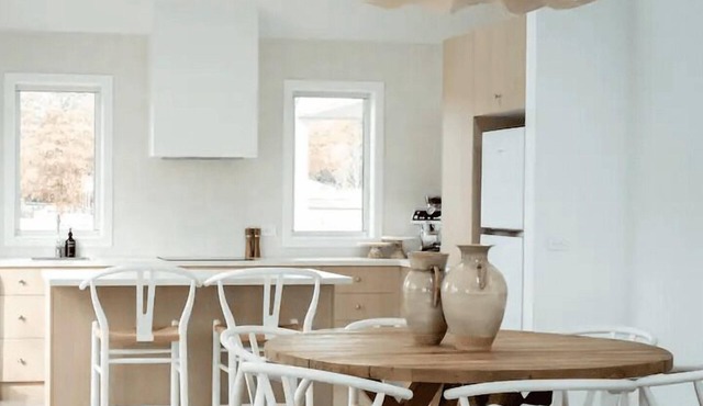 The Tradesmans Cottage: Two - Classic alpine cottage with an intricate stonemason frontage.