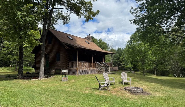 The Trading Post - Peaceful log cabin in the woods, minutes to ASV