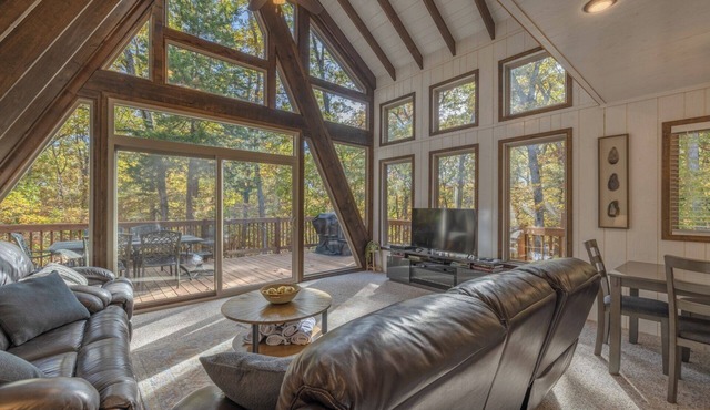The Trailshead Chalet: hot tub, fire pit, play fort, grill & more