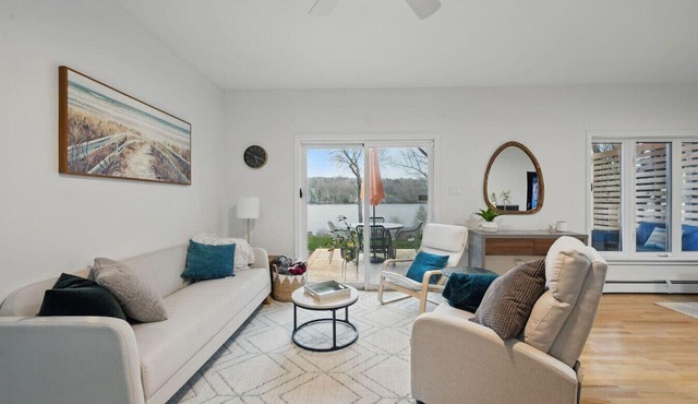 The Tranquil lake-house at Fletchers Lake