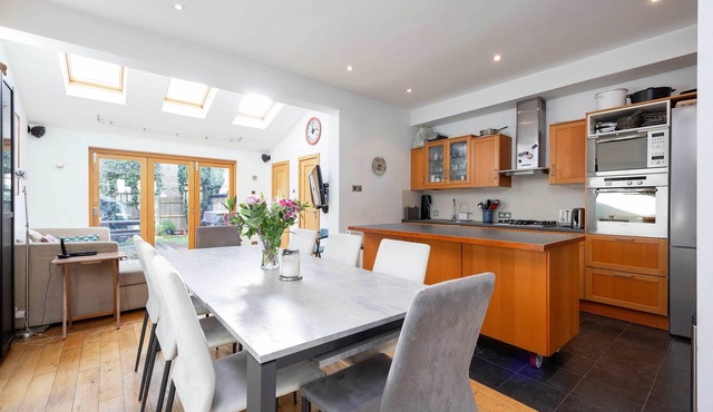 The Tranquil Townhouse, by Veeve