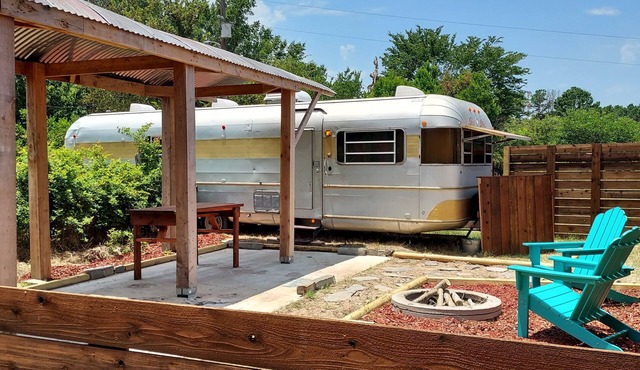 The "Traveler" luxury glamper near Lake Athens.