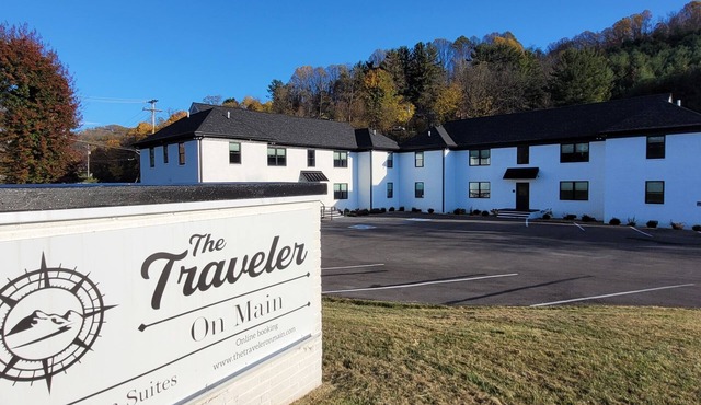The Traveler On Main Suite #10- Across the Street from Back of the Dragon!
