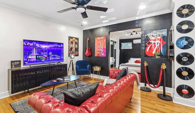The Travelers Suite in the Heart of Montrose - Walk to Restaurants, Cafes, Shops
