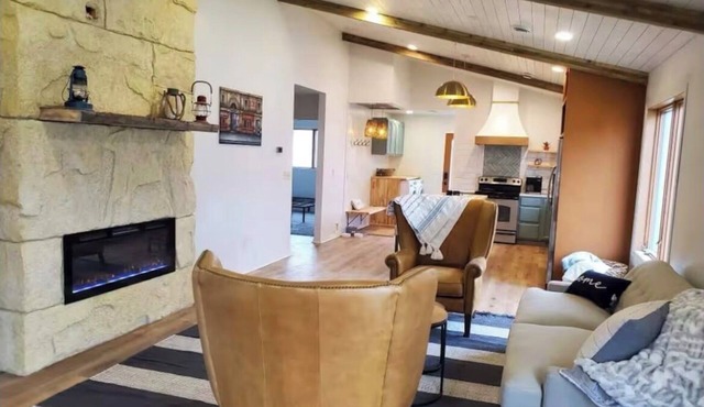 The Treasure House- 3 Bedroom, 2 Bathroom, Pet Friendly & Near Duluth