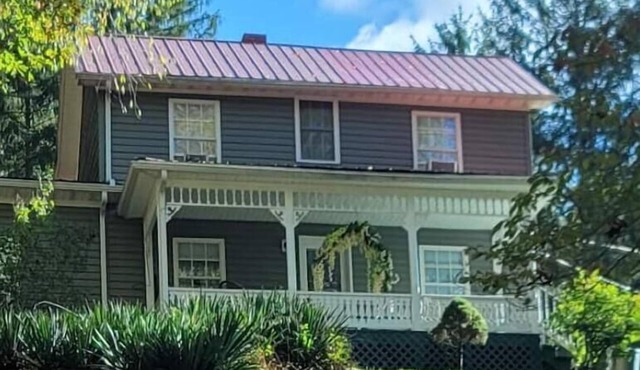 The Tree Garden Cottage at Alderson. Five minutes to the Greenbrier River.