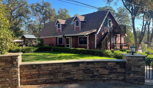 The Tree House 4-bedroom house in charming Placerville with AC sleeps 8