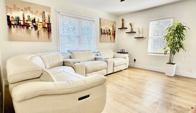 The Tree House 5 min to beach, airport, Downtown