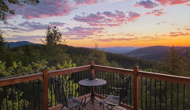The Tree House - Cozy, mountain cabin