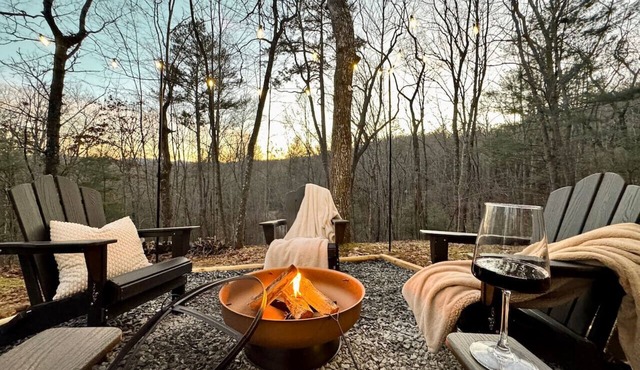 The Tree House- Wifi- Firepit- 2 Fireplaces-Garden Tub-Free Activities