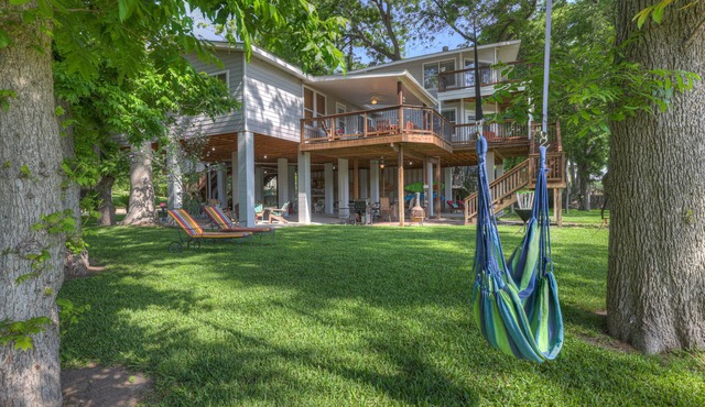 The Tree Top Haus-Spacious Waterfront Home on Lake Dunlap, New Braunfels