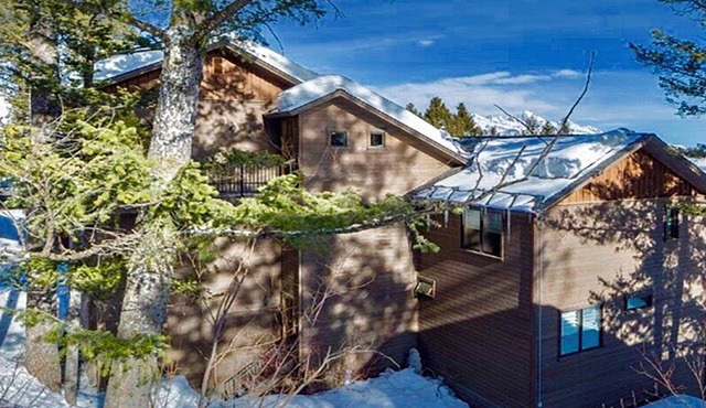 THE TREE TOP HOUSE IS ULTIMATE LUXURY SET ON A MOUNTAINSIDE