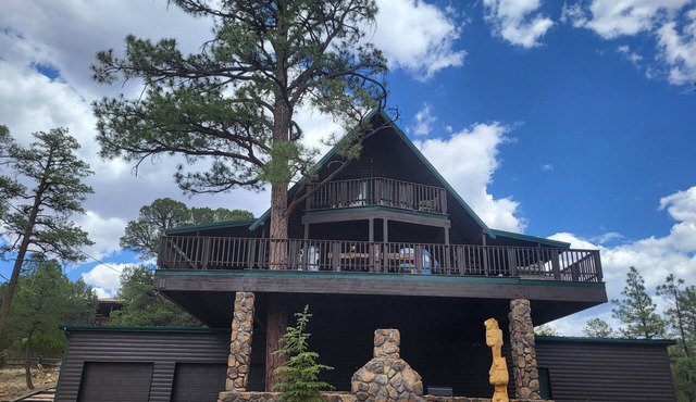 The Treehouse a 4-bedroom log cabin on 3 acres in Heber-Overgaard