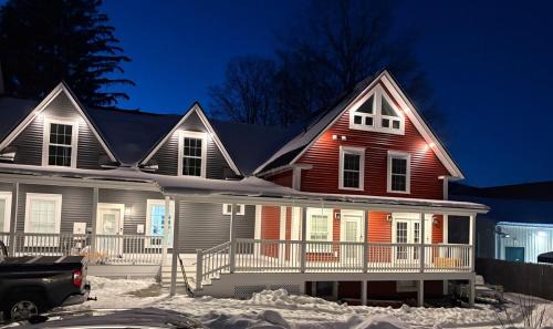 The Treehouse at 11 Gables - Center of Ludlow Village near Shopping and Restaurants