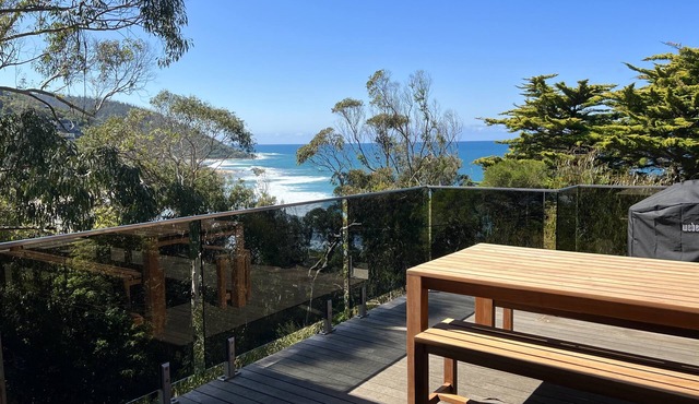 The Treehouse. Bright Beach House Overlooking the Ocean. 2min Walk to the Beach!