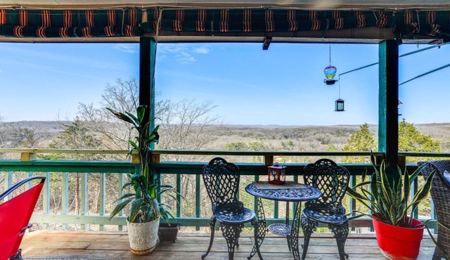 'The Treehouse' in Cherokee Village: Deck & Views