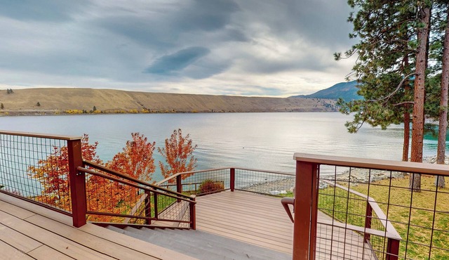 The Treehouse lake retreat – warm, scenic family getaway with peaceful views, easy Wallowa Lake access. 3 Story home!