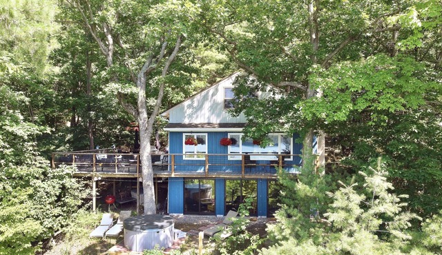 The Treehouse on Canandaigua Lake-5+ bdrms, Hot Tub, fireplace,large deck, games