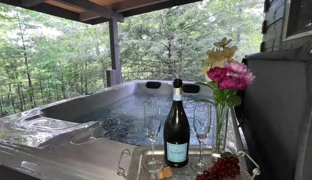 The Treehouse - TN Honeymoon Cabin - HOT TUB - in BSF!