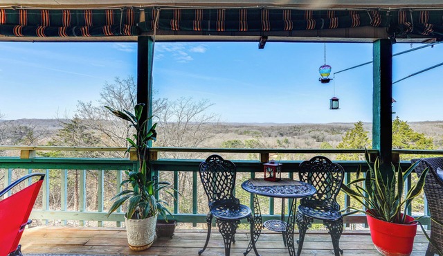 'The Treehouse' in Cherokee Village: Deck & Views
