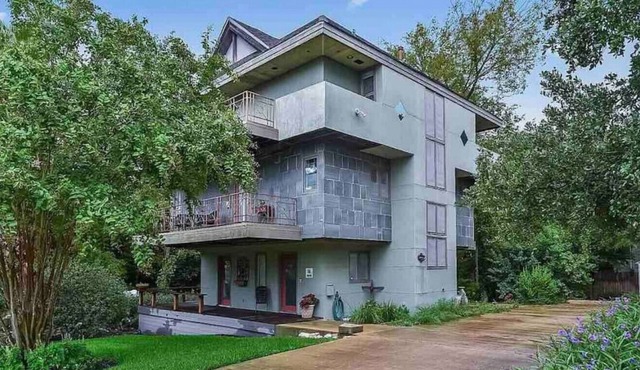 The Treehouse with 3 King beds and one Queen