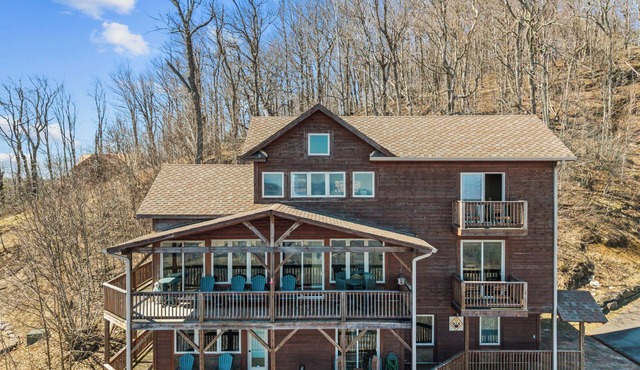 The Treetop Terrace, VIEWS, DECKS, SLEEPS 13