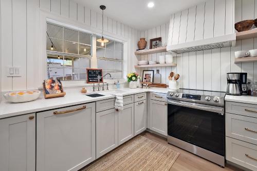 The Tremain - Steps to Downtown w King Bed