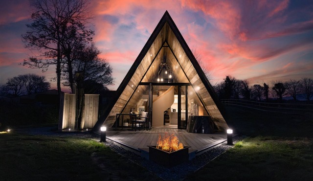 THE TRI-POD, romantic, luxury holiday cottage in Llanarth