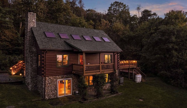 The Trillium Cabin | Hot Tub, Views & Game Room