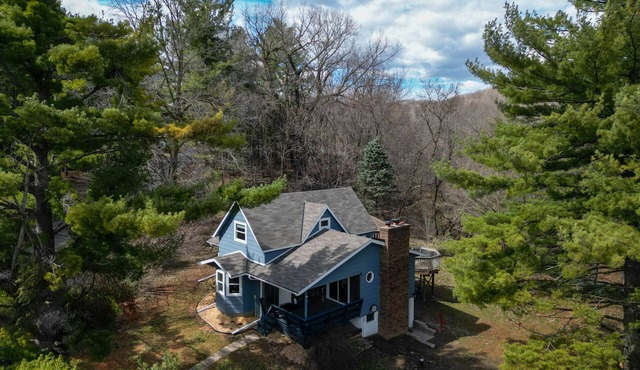 The Trimbelle Cottage: Secluded Riverside Retreat on 7 acres, with Hot Tub!