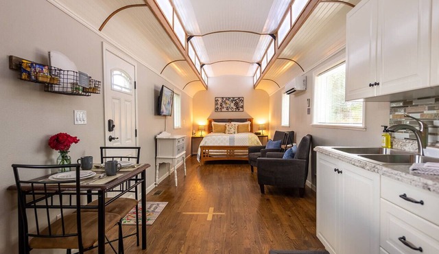 —> The Trolley Car <—