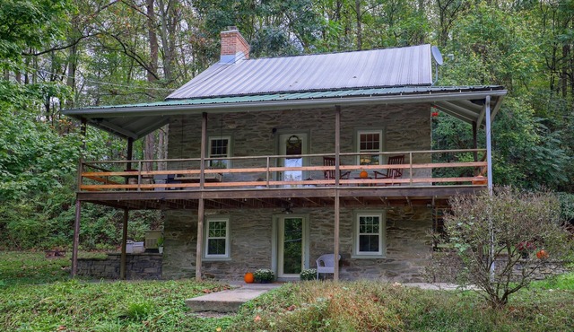 The Trolley House - A romantic getaway/1 bedroom/1 bath/2 beds