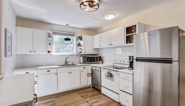 The Tropic - Close to Downtown and Beaches, Fire Pit, Pet Friendly