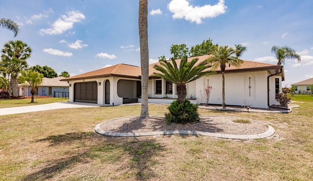 The Tropical House - heated pool/3 bed, 2 bath