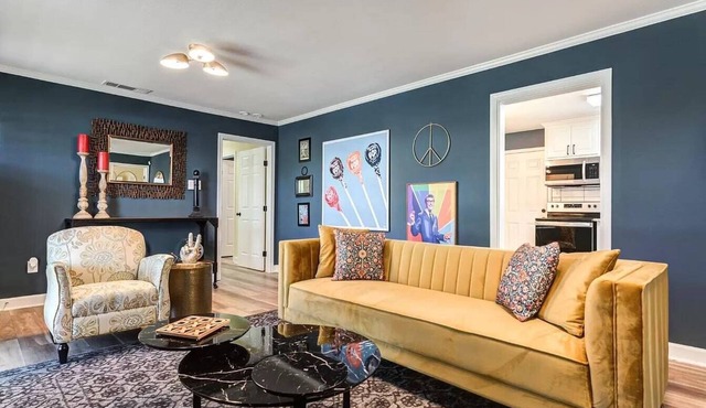 The Troubadour - 3BR 2BA - Close to Campus