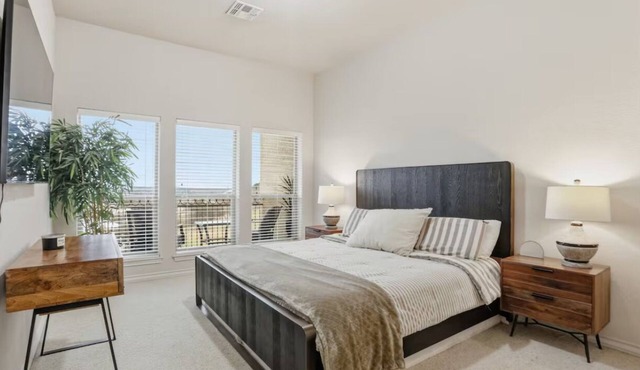 The Troubadour at Tapatio Springs- Golf, Swimming Pool, Restaurant & Bar.